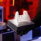 Strahlend weißes Resin für professionelle 3D-Drucke – White Resin V5 von Formlabs.