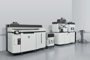 HP Jet Fusion System – Integrierte 3D-Drucklösung mit Drucker, Processing Station und Materialmanagement für effiziente additive Fertigung.